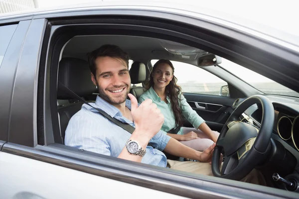 Joven pareja sonriendo a la cámara — Foto de Stock