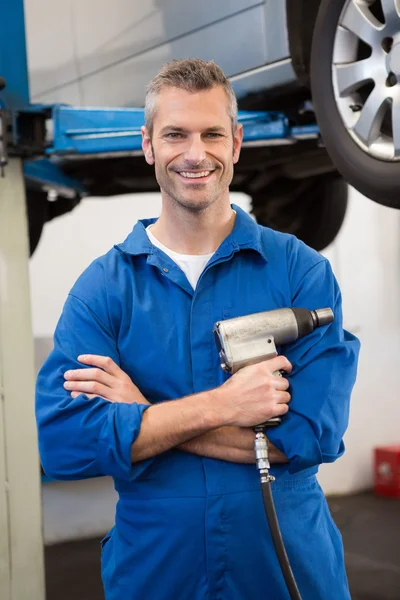 Mekaniker holding ett borr verktyg — Stockfoto