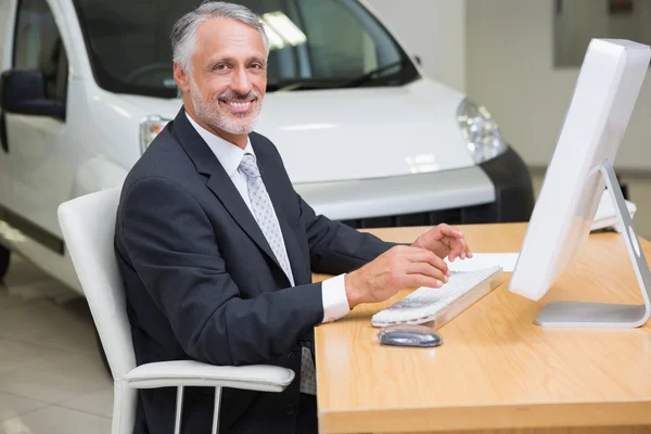 Vrolijke zakenman werken aan zijn Bureau — Stockfoto