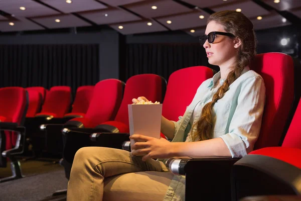 Giovane donna guardando un film 3d — Foto Stock