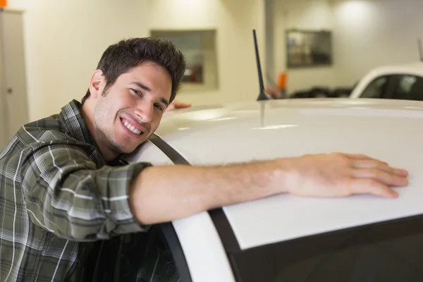 Homme étreignant sur une voiture — Photo