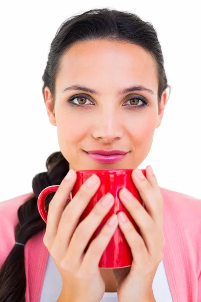 Morena bonita segurando uma caneca — Fotografia de Stock