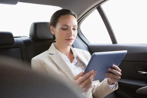 Mulher de negócios bonita usando seu tablet pc — Fotografia de Stock