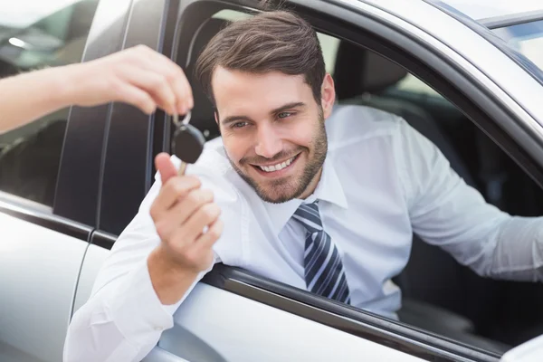 Empresário recebendo sua chave do carro novo — Fotografia de Stock