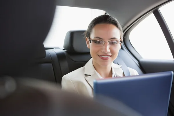 Mulher de negócios bonita usando seu tablet pc — Fotografia de Stock