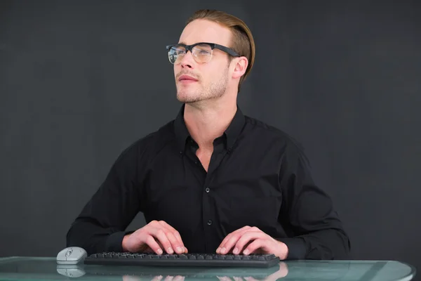 Sonriente hombre de negocios escribiendo en el teclado —  Fotos de Stock