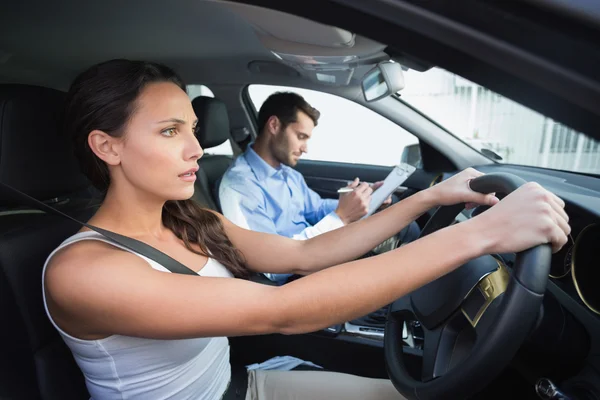 Jovem mulher recebendo uma lição de condução — Fotografia de Stock