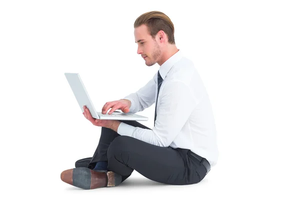 Homme d'affaires assis sur le sol en utilisant un ordinateur portable — Photo