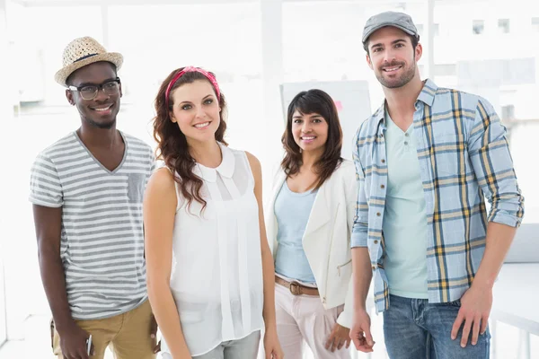 Collèges souriants debout et souriants ensemble — Photo