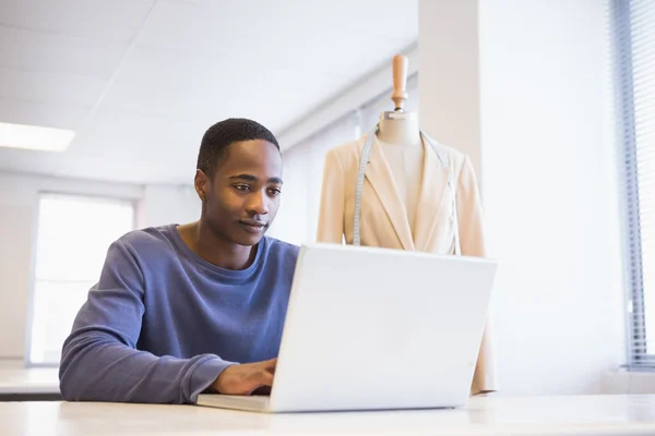 Estudante universitário sorrindo usando laptop — Fotografia de Stock