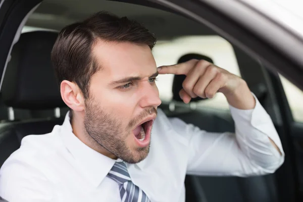 Uomo d'affari che sperimenta la rabbia stradale — Foto Stock