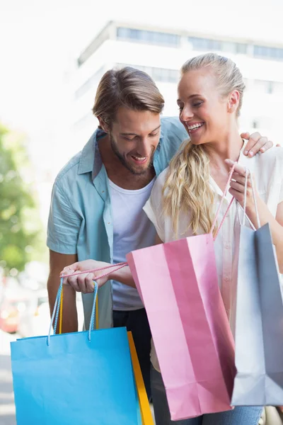 Couple looking at shopping purchases — Stock Photo, Image