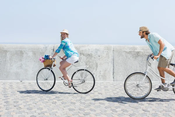 Linda pareja en un paseo en bicicleta — Foto de Stock