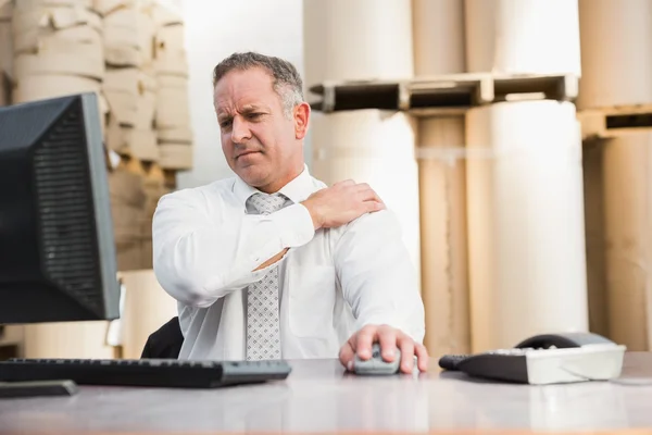 Warehouse manager suffering from shoulder pain — Stock Photo, Image