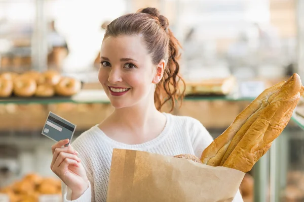 Morena con bolsa de pan y tarjeta de crédito — Foto de Stock