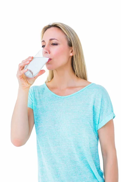 Bonita rubia bebiendo vaso de agua — Foto de Stock