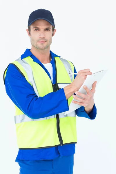 Supervisor confiante escrevendo notas na área de transferência — Fotografia de Stock