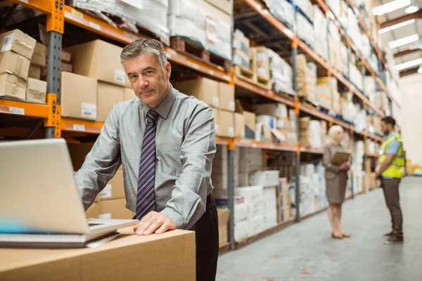 Gerente de almacén enfocado trabajando — Foto de Stock