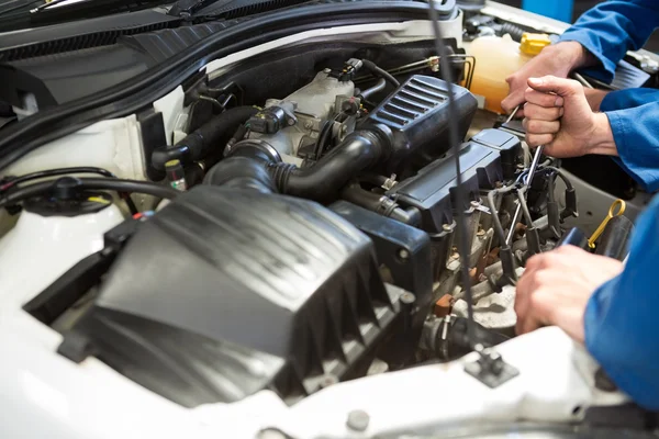 Team of mechanics working together — Stock Photo, Image