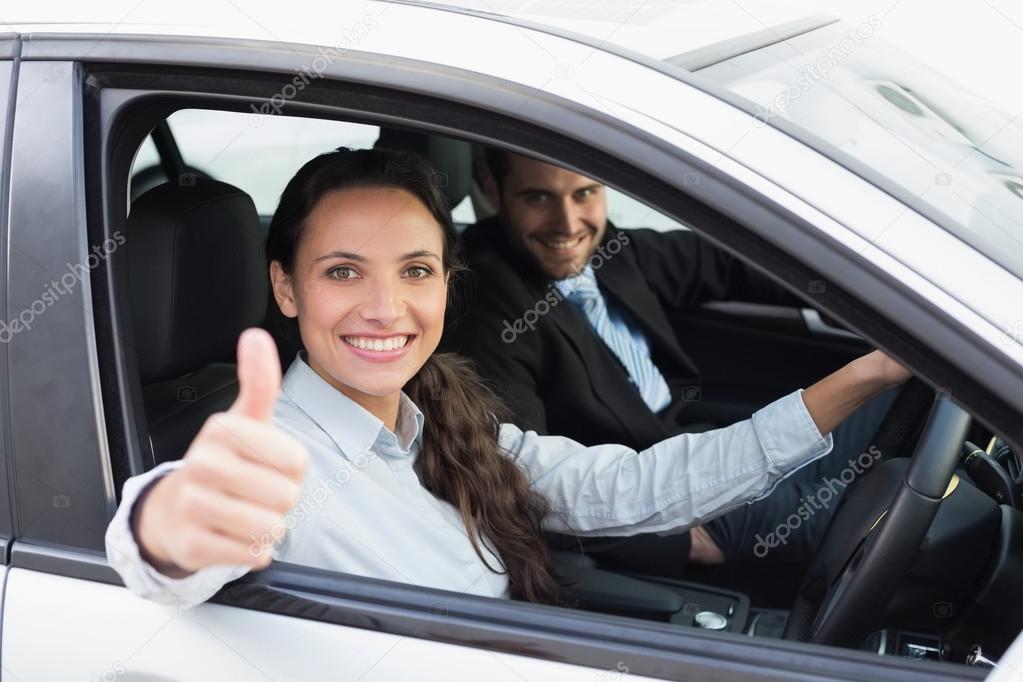 мужчина за рулем. машины должны работать люди. машина с автопилотом тесла. Car buying and ownership 2010. Tesla беспилотный автомобиль.