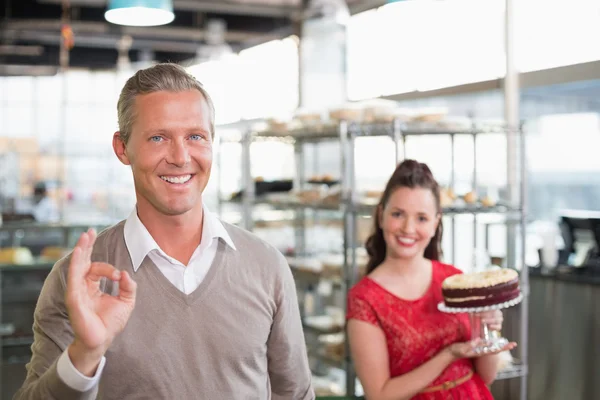 Cafébesitzer lächeln in die Kamera — Stockfoto