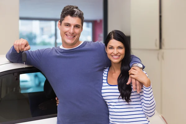 Casal segurando sua chave do carro novo — Fotografia de Stock