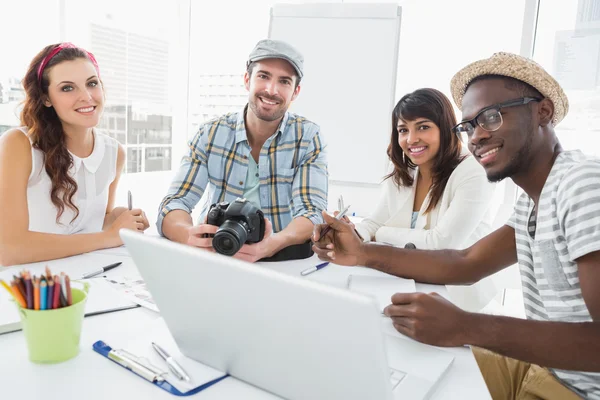 Colegas sonrientes trabajando con cámara digital — Foto de Stock