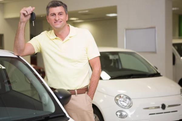 Cliente in piedi mentre tiene chiave dell'automobile — Foto Stock