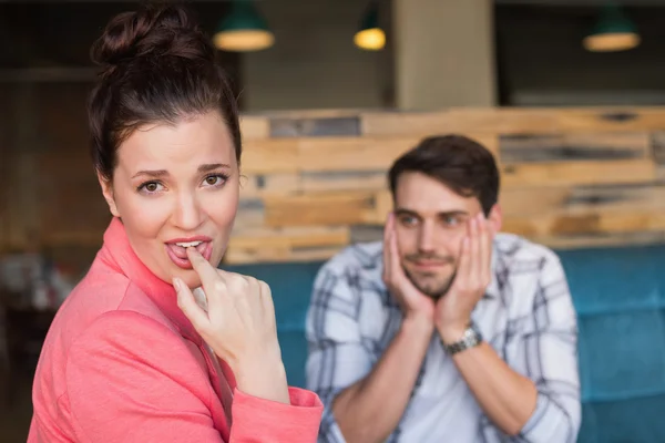 Jeune couple à une date — Photo