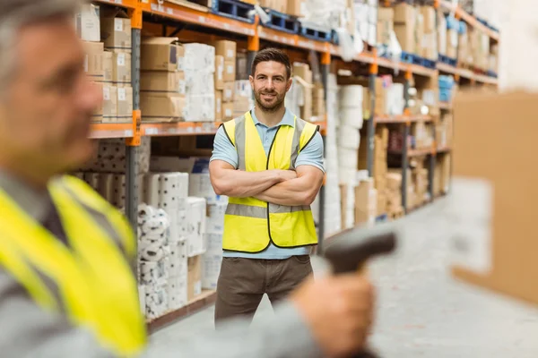 Trabajador de almacén escaneando código de barras en caja — Foto de Stock