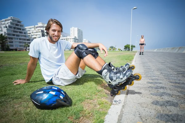 Fit man getting ready to roller blade — Stock Photo, Image