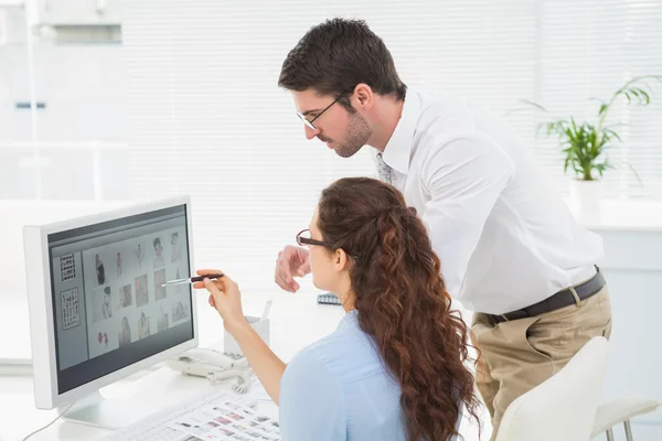 Business colleagues working on computer — Stock Photo, Image