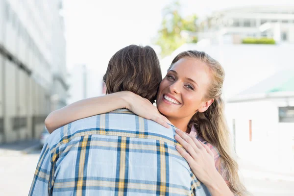 Attraktives Paar steht und umarmt — Stockfoto