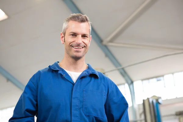 Mechanic kijkt neer op camera — Stockfoto