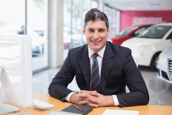 Empresário feliz trabalhando na mesa — Fotografia de Stock