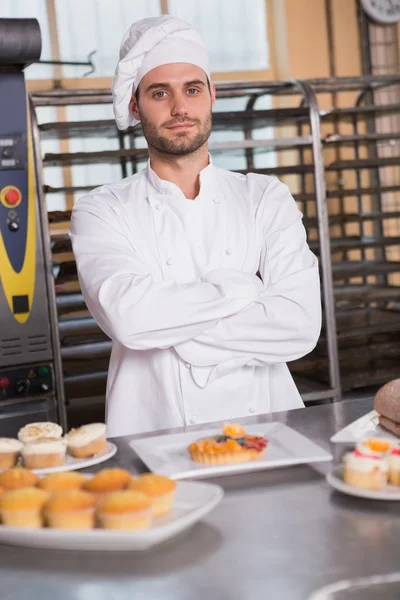 Smiling worker behind the dessert — Stock Photo, Image