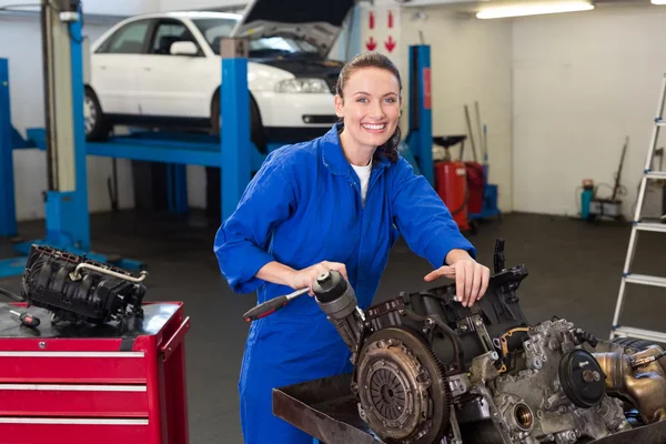 Mécanicien travaillant sur un moteur — Photo