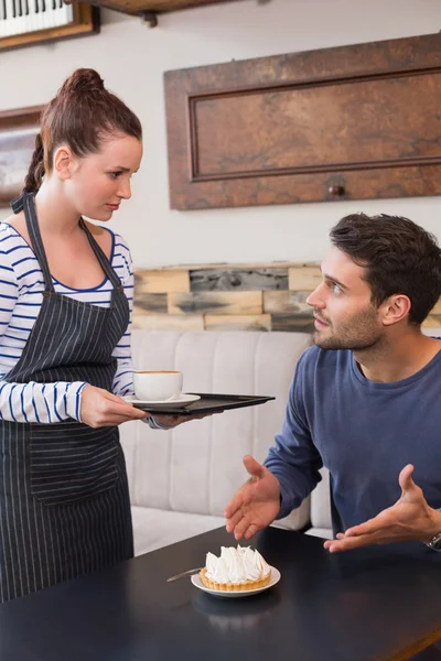 Waitress bringing man coffee and tart — Stock Photo, Image