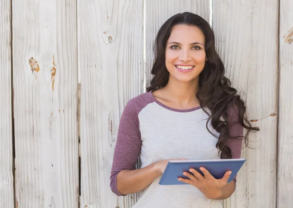 Mooie brunette met behulp van een tablet pc — Stockfoto