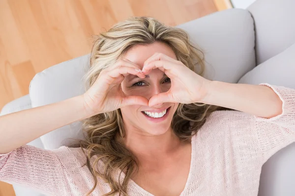 Blondin gör hjärtat med händerna — Stockfoto