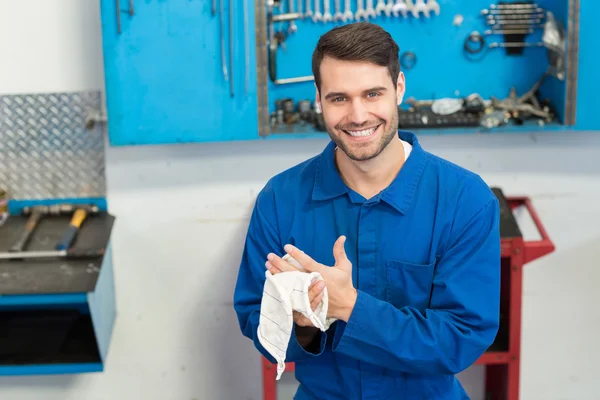 Usmívající se mechanik při pohledu na fotoaparát — Stock fotografie