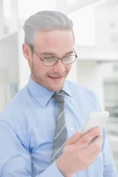 Mensajería de texto alegre hombre de negocios — Foto de Stock