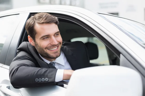 Geschäftsmann sitzt auf Fahrersitz — Stockfoto