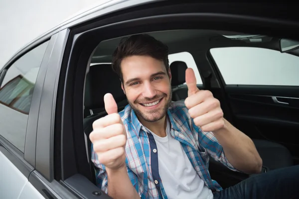 Giovane uomo sorridente alla macchina fotografica — Foto Stock