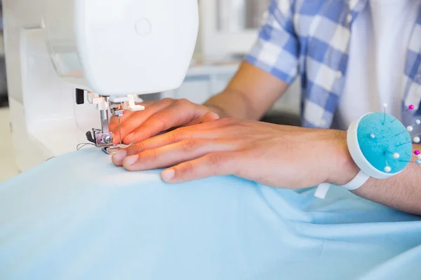 College student using sewing machine — Stock Photo, Image