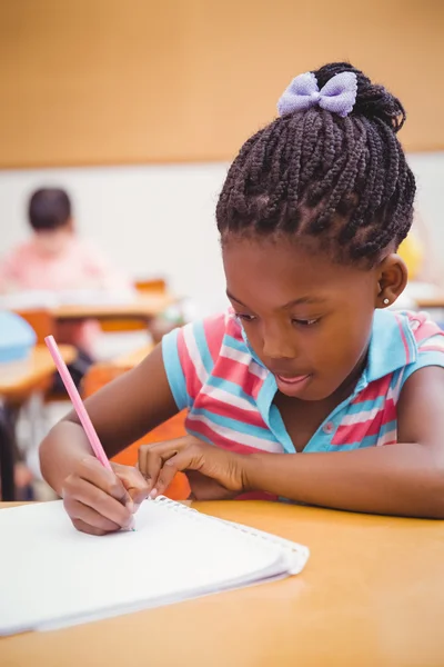 Pupille carine che scrivono alla scrivania in classe — Foto Stock