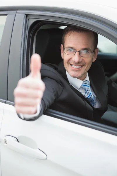 Empresário sorrindo para a câmera mostrando polegares para cima — Fotografia de Stock