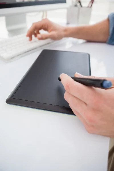 Diseñador escribiendo en el teclado y utilizando digitalizador — Foto de Stock