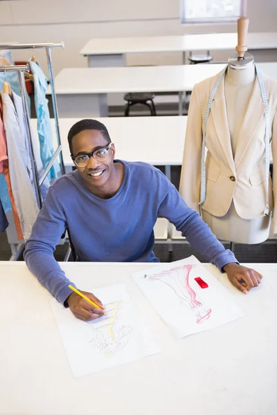 Lachende student tekening foto met kleurpotlood — Stockfoto