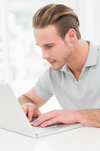 Konzentrierter Geschäftsmann tippt auf Laptop — Stockfoto